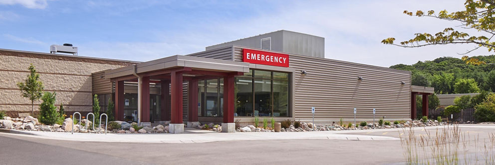 The entrance to the Hudson Emergency Center near the parking lot. 