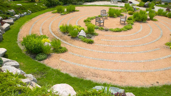 Hudson Hospital and Clinic's relaxation garden with chairs in the center for visiting, therapy or a moment alone.